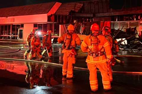 Video: 2 Calif. firefighters narrowly escape collapsing roof, storefront