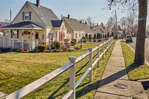 What is the Average Size of a Meeting at a Community Club in Suffolk County, NY?