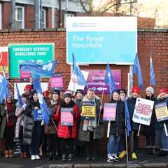 Northern Irish nurses to write to politicians over pay deadlock