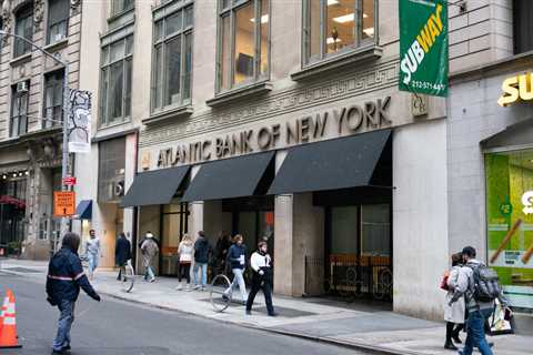 NYCB Shares Slide After Losses Deepen