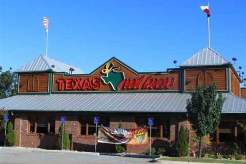 Riding High, Texas Roadhouse Gives Legal Chief 3-year Contract Extension,15% Salary Boost