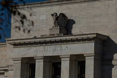 Trump’s Trade War Raises Bar for Fed Rate Cuts