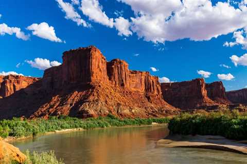 Managing Peak Tourist Seasons in Utah County, Utah's Thriving Hospitality Industry